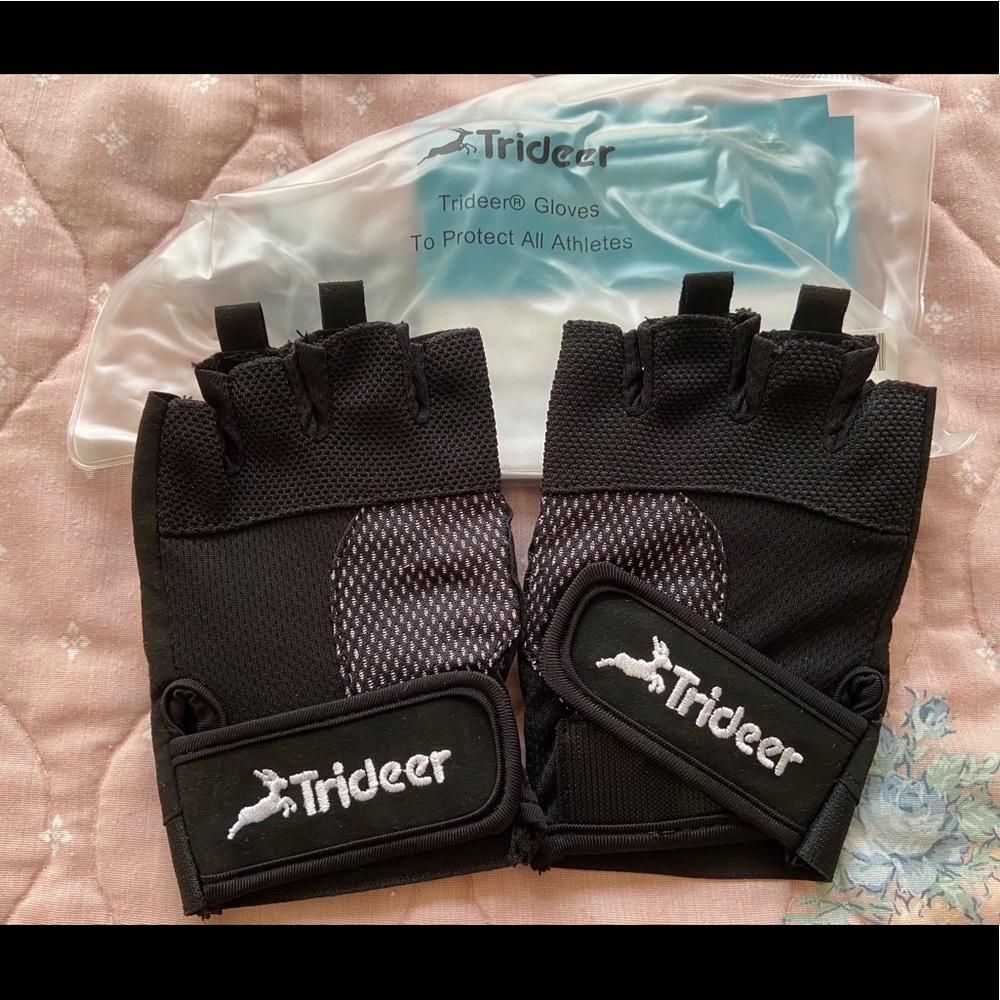 Black workout gloves
